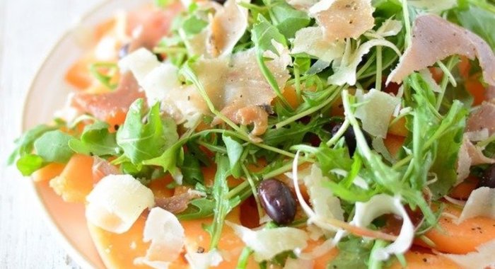 Салат с дыней и пармской ветчиной