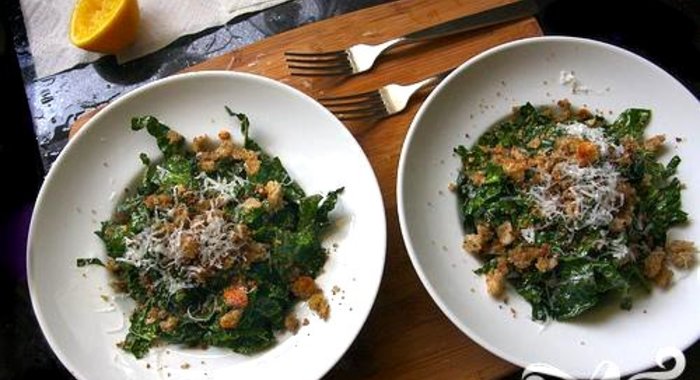 Салат из кале с сыром и хлебом