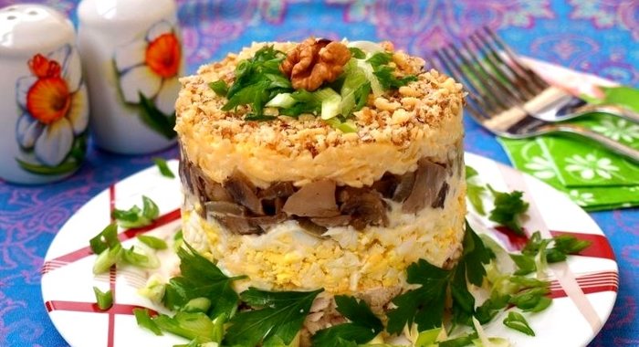 Салат слоеный с курицей и шампиньонами