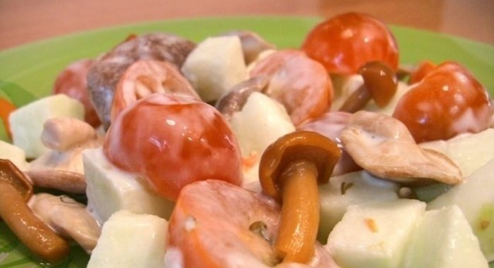 Салат из маринованных грибов