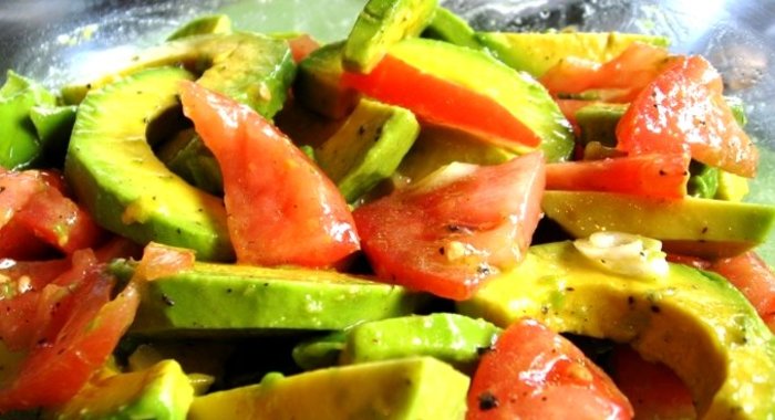 Острый салат с авокадо и помидорами