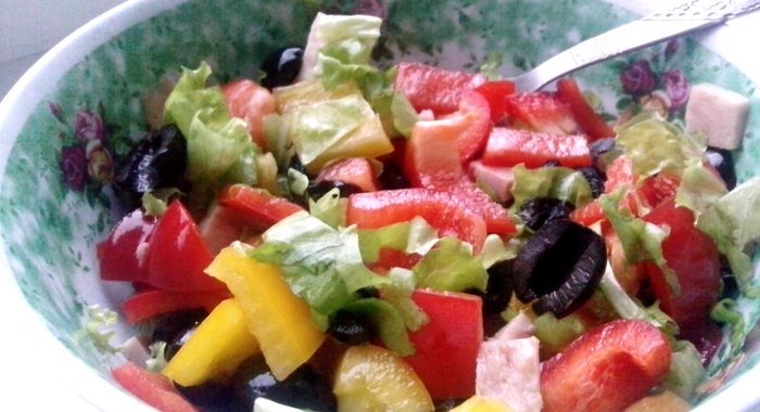 Зеленый салат со сладким перцем и беконом