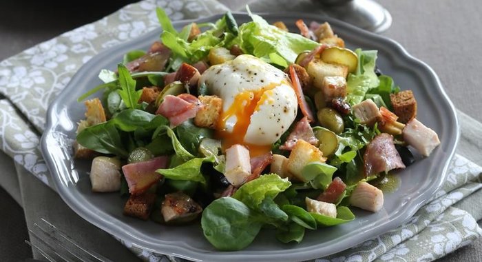 Закуски новогоднего стола- зеленый салат с колбасой и яйцом-пашот