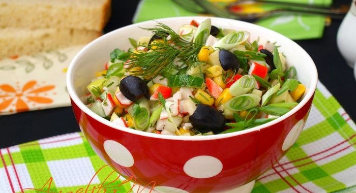 Салат с яблоком, огурцом, кукурузой и крабовыми палочками
