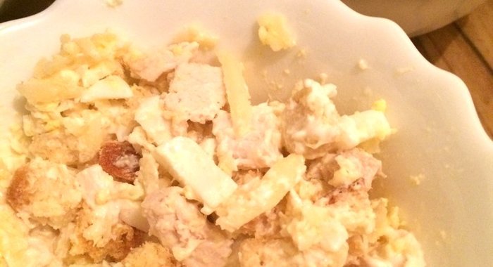 Салат из курицы с сыром и сухариками