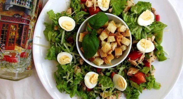 Теплый салат с курицей и киви