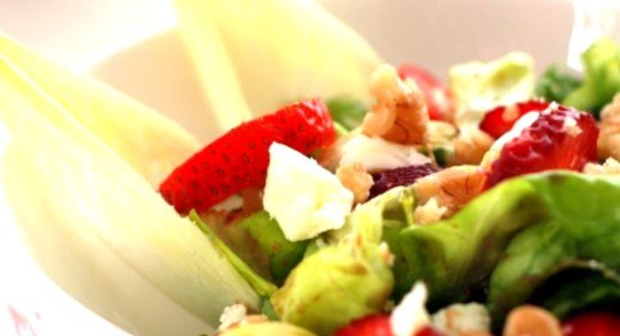 Зеленый салат с клубникой, фетой и грецкими орехами