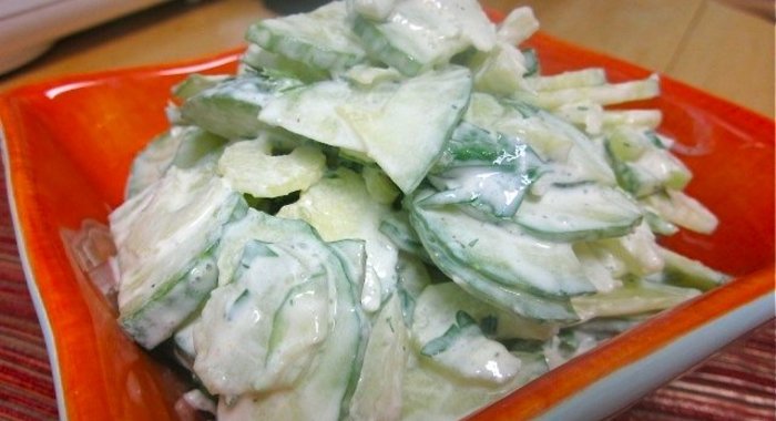 Салат с сельдереем и огурцом