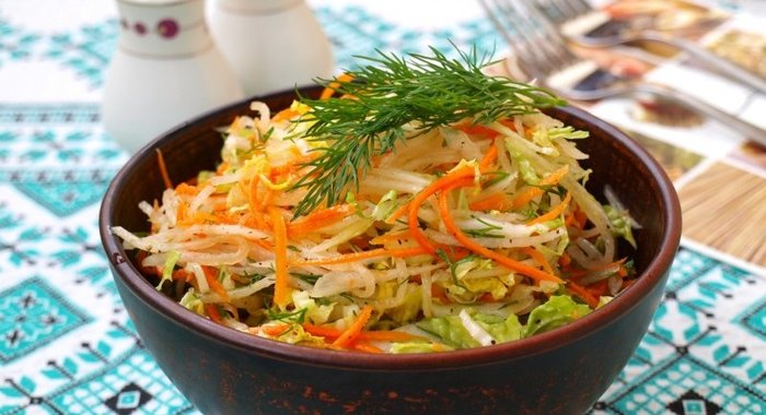 Салат с дайконом, морковью и пекинской капустой