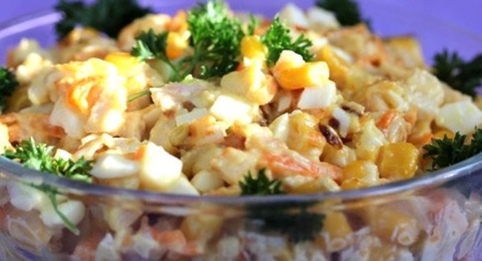 Салат с индейкой и кукурузой