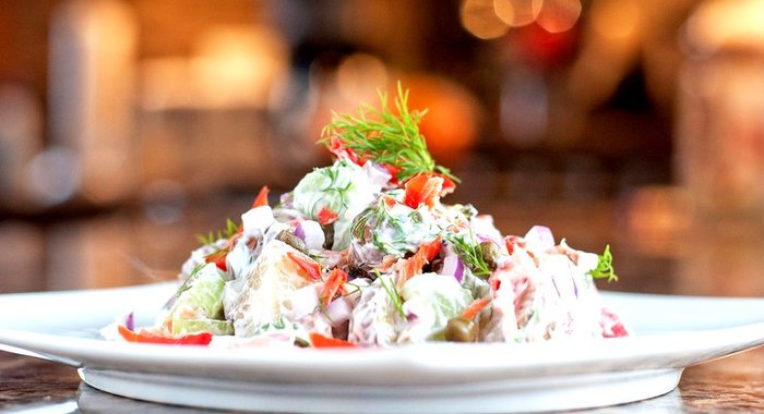 Салат с лососем и картофелем