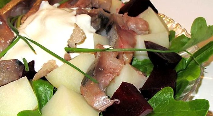 Салат из копченой рыбы