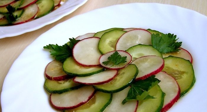 Салат из редиса и огурцов под пикантной заправкой