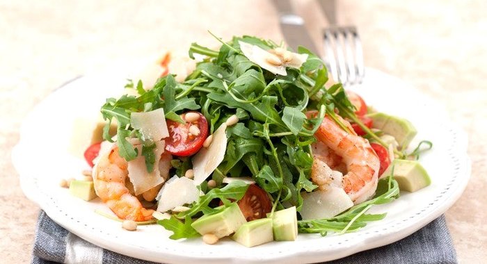 Руккола с тигровыми креветками и авокадо