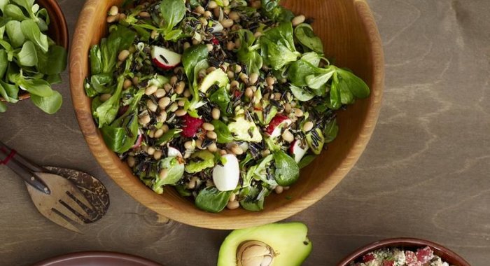 Салат с диким рисом и авокадо