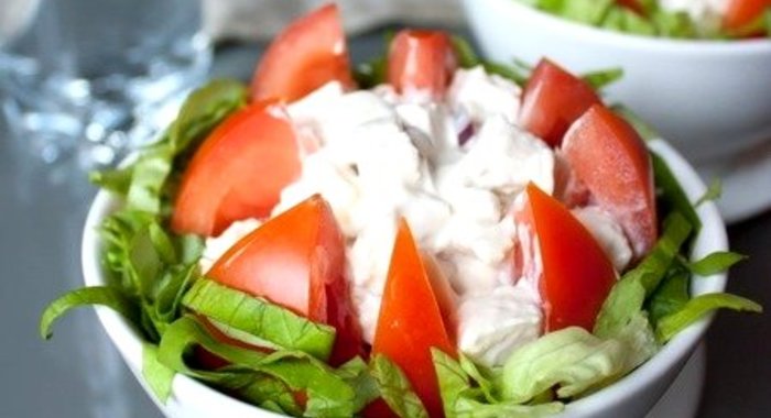 Салат из курицы и помидоров