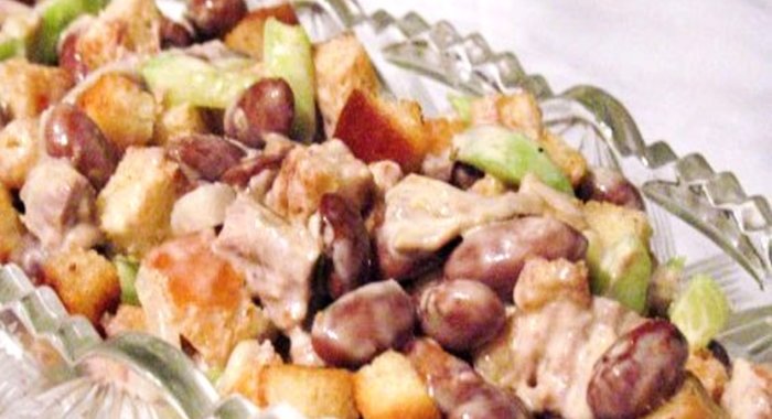 Фасолевый салат с сухариками