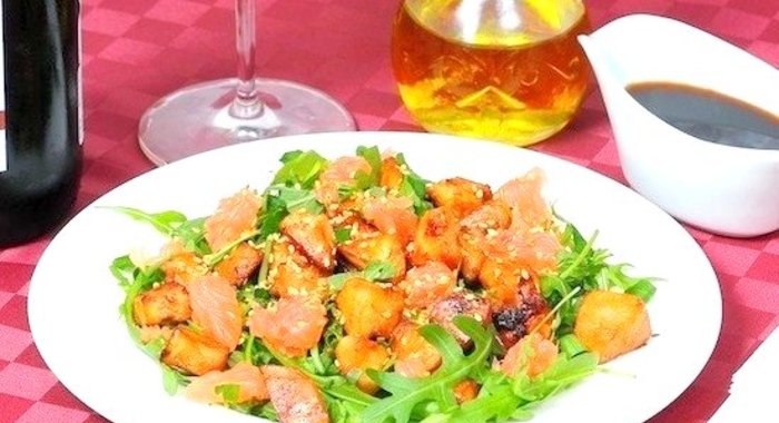 Салат с рукколой, курицей и грейпфрутом