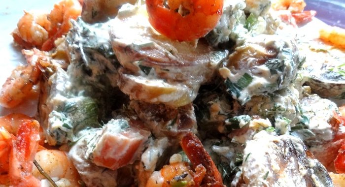 Салат из запеченных овощей с креветками и заправкой крем-фреш