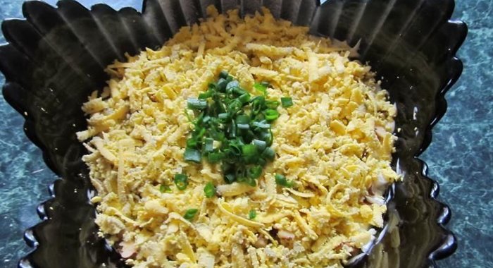 Салат Нежность с курицей огурцами и черносливом