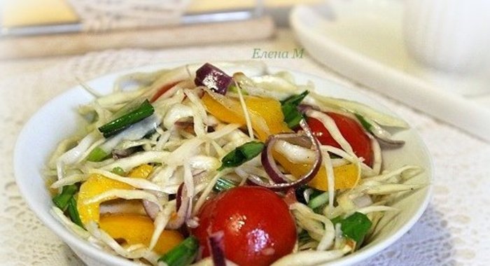 Постный салат из свежих овощей с черемшой