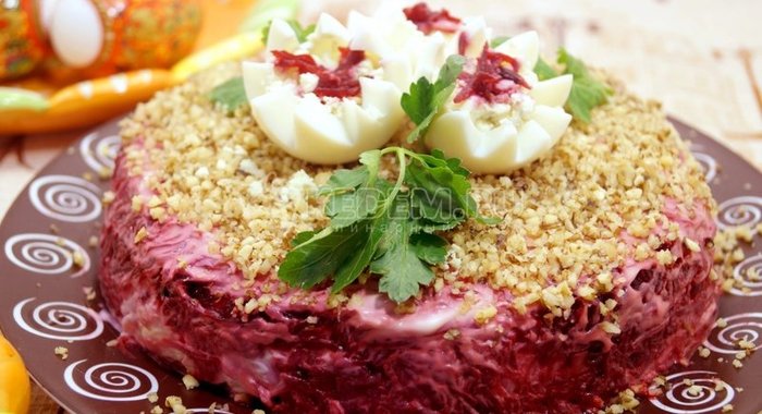 Слоеный салат с курицей и грецкими орехами «Добрыня»