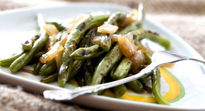 Салат из двух видов фасоли с соусом чимичурри