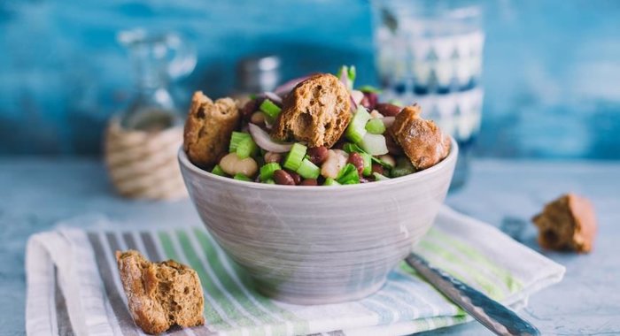 Постный салат с фасолью