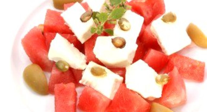 Арбузный салат с фетой и мятой