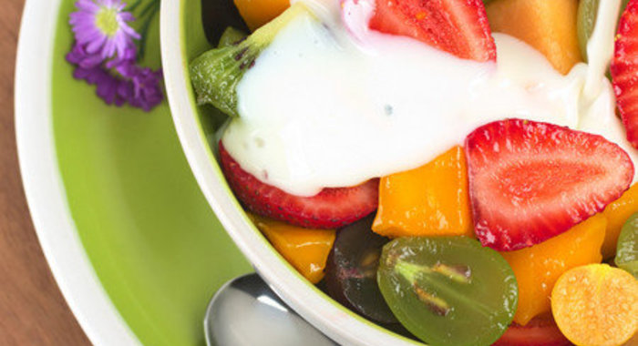 Фруктовый салат с шоколадным соусом