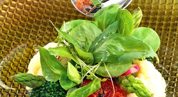 Салат из овощей с имбирно-чесночным соусом