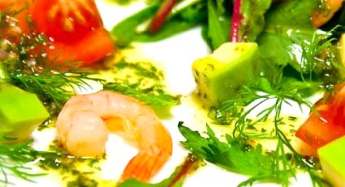 Легкий салат с креветками и авокадо