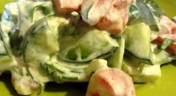 Летний овощной салат со сметаной