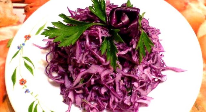 Капустный салат с чесноком и сметаной