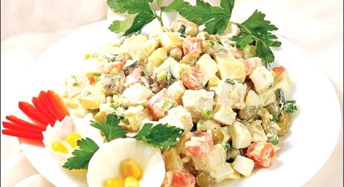 Салат «Столичный» с курицей и крабовыми палочками