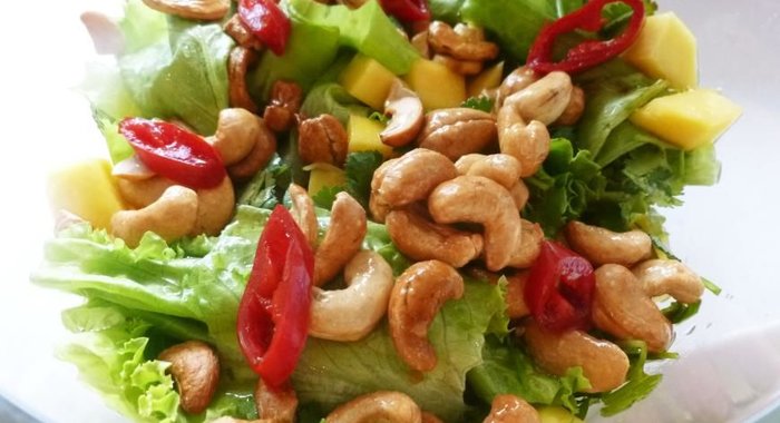 Салат с манго и кешью