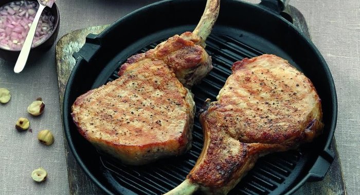 Свиные котлеты с салатом из груш и орехов