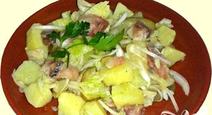 Салат с картофелем, огурцом и маслинами