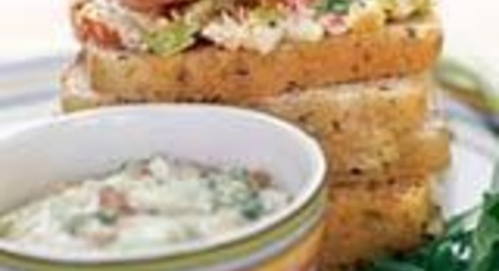 Сэндвич с куриным салатом и миндалем