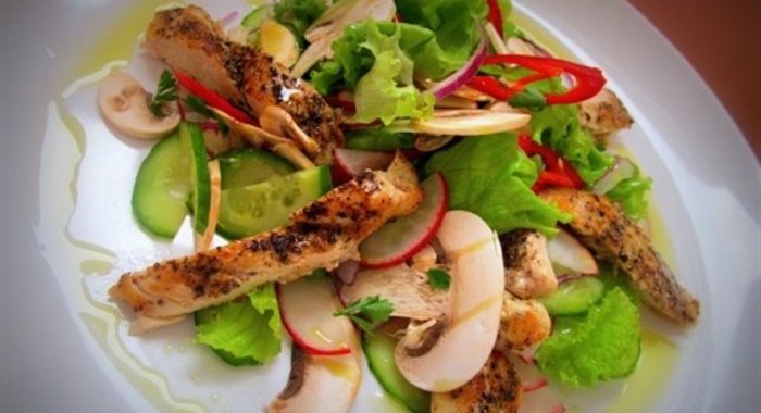 Острый овощной салат с нежным куриным филе в перечной панировке