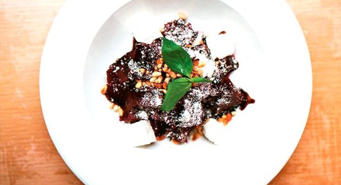 Салат из свеклы с соусом песто