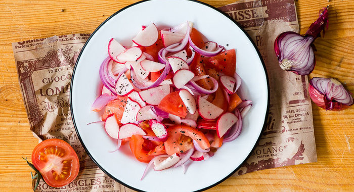 Салат из редиски с помидорами и сладким луком