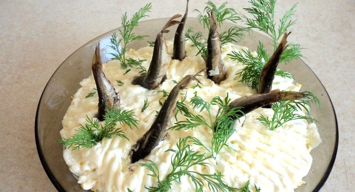 Слоеный салат рыбки в пруду