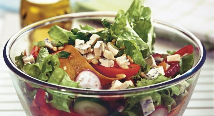 Салат из свежих овощей с сыром