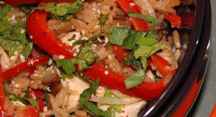 Теплый салат с рисом и курицей