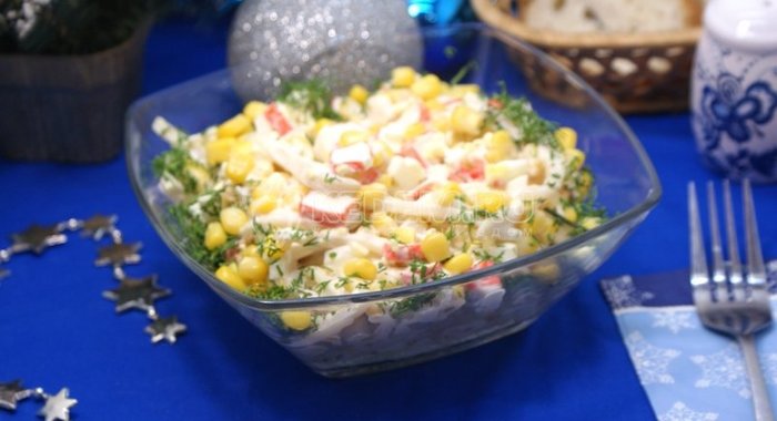 Салат с кальмарами и кукурузой