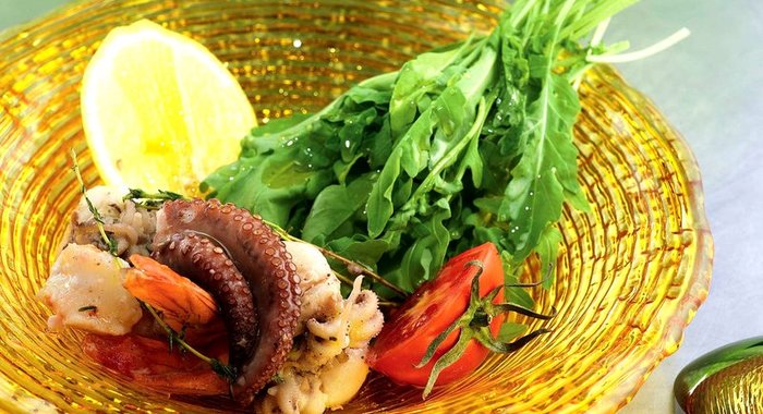 Салат с морепродуктами и рукколой