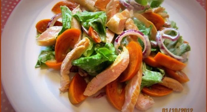 Салат с хурмой, куриным филе и сладким луком