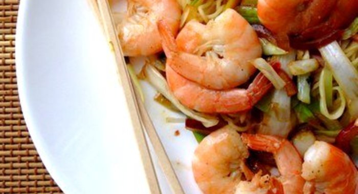 Салат с яичной лапшой, жареными креветками, фасолью и чили