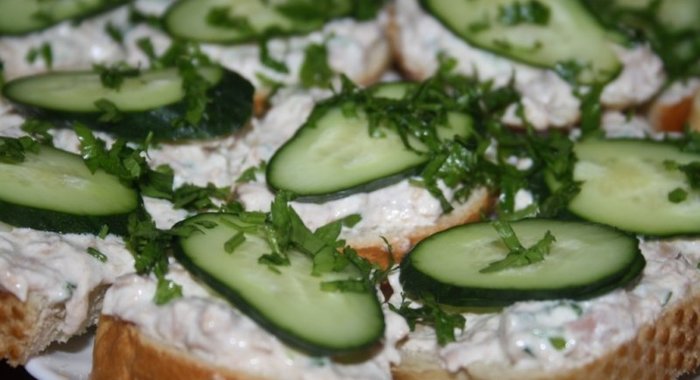 Бутерброды с тунцом, сметаной и творожным сыром